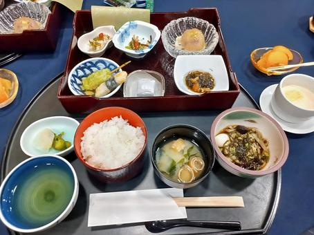 葬式の朝に故人を弔う食事 葬式の朝に故人を弔う食事の写真
