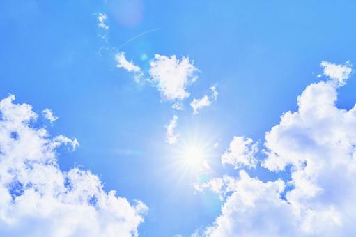 強い日差し空と雲と青空と太陽 強い日差し空と雲と青空と太陽 空,太陽,雲の写真素材