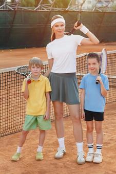 コートに立ってポーズをとるテニスプレーヤー 男女,子供,外国人の写真素材