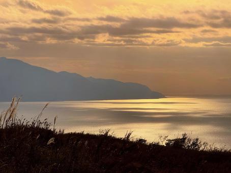 歌島高原の茜色に染まる海原 歌島高原,島牧村,北海道の写真素材