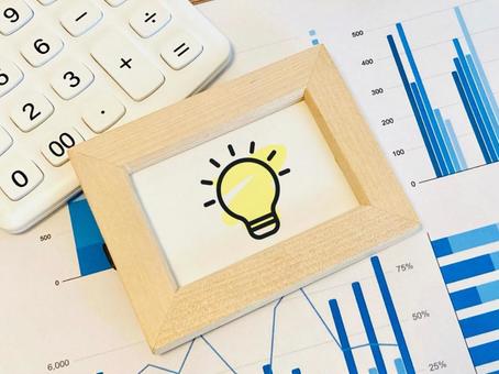 豆電球の絵とグラフ・電卓 豆電球の絵とグラフ・電卓 アイデア,ひらめき,ひらめくの写真素材