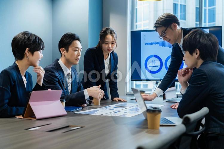 ミーティングするビジネスパーソン ミーティング,ビジネスマン,リーダーの写真素材