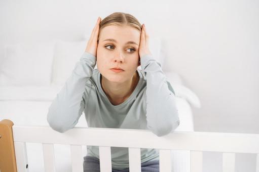 顔を押さえ疲れ切った女性 顔を押さえ疲れ切った女性 女性,育児疲れ,疲れたの写真素材