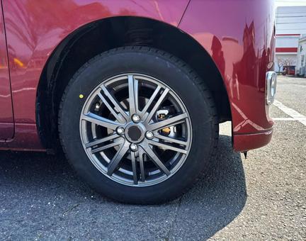 赤い車のタイヤ タイヤ,ホイル,乗り物の写真素材