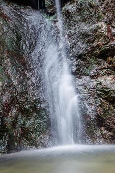 山間の小さな滝のある風景 山間の小さな滝のある風景の写真