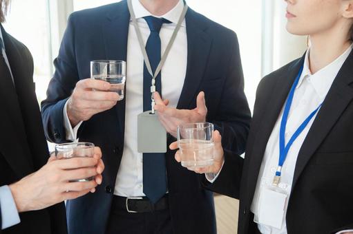 水を持ち立つ男女の手元 グラス,水,持つの写真素材