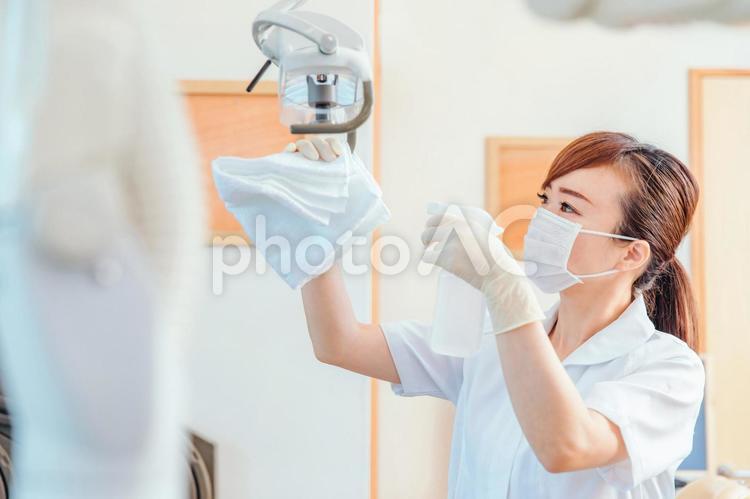 消毒をする医療スタッフ アルコール消毒,アルコール,歯医者の写真素材