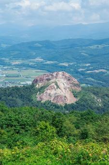 緑に囲まれる夏の昭和新山 緑に囲まれる夏の昭和新山の写真
