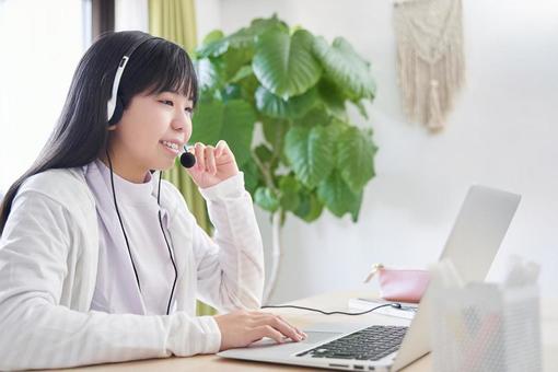 Junior high school girls taking online lectures, middle school students, woman, japanese, JPG