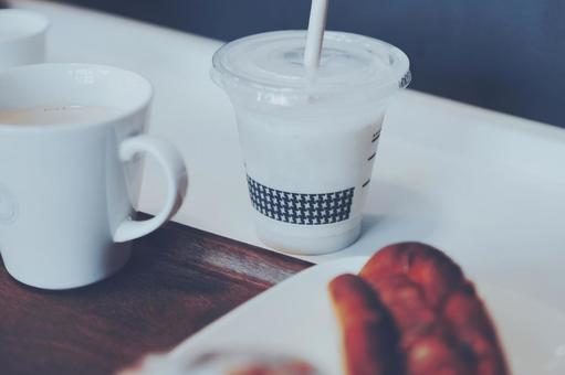カフェのスムージーとコーヒーカップ カフェのスムージーとコーヒーカップ カフェ,飲食,飲み物の写真素材