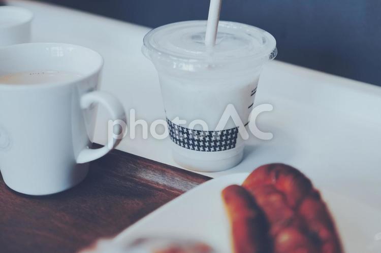 カフェのスムージーとコーヒーカップ カフェ,飲食,飲み物の写真素材