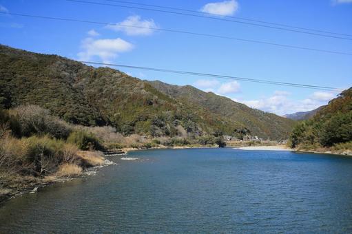 高知県いの町 名越屋沈下橋から見た仁淀川 高知県いの町 名越屋沈下橋から見た仁淀川 川,河原,仁淀川の写真素材