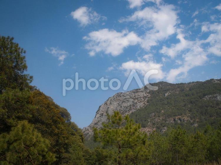 青空と山のコントラストが美しい風景 青空,山,森林の写真素材