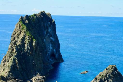 海に浮かぶ断崖絶壁 海に浮かぶ断崖絶壁の写真
