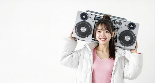 ラジカセと笑顔の女性 ラジカセと笑顔の女性の写真