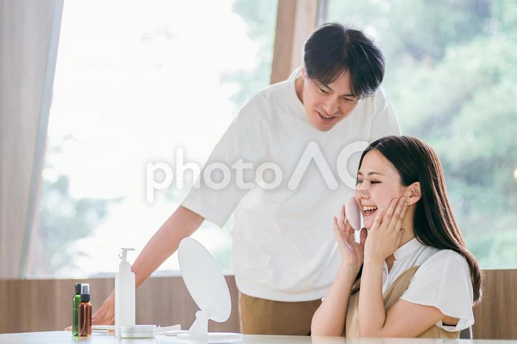 スキンケアする女性と男性 スキンケア,保湿,化粧品の写真素材