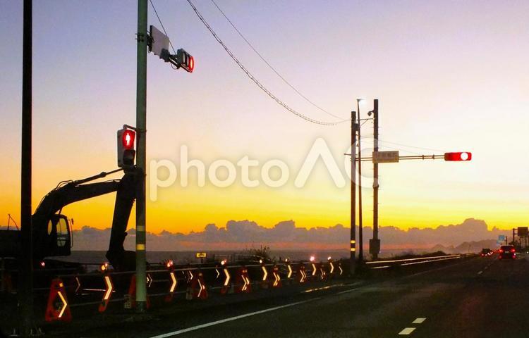 夕焼け空に浮かぶもくもくの雲の列 夕焼け,黄昏,空の写真素材