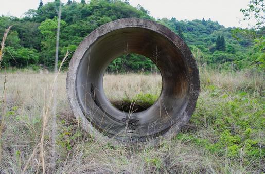 空地に置かれた土管 風景,トンネル,コンクリートの写真素材