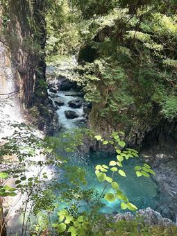 滝の近くの川 滝の近くの川の写真