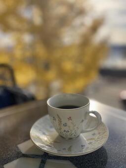 銀杏の木とコーヒーカップ コーヒーカップ,銀杏,黄色の写真素材