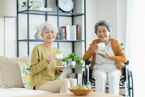 コーヒーを飲むシニアの女性 シニア,コーヒー,笑顔の写真素材