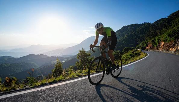 ロードレース 自転車 道路を走る選手 ロードレース 自転車 道路を走る選手 の写真