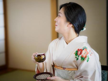 33：お茶をいただく着物の女性 着物,おもてなし,コーヒーブレイクの写真素材