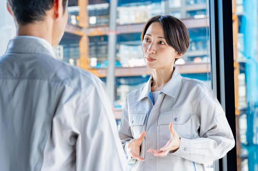 作業着を着た男女 作業着を着た男女 作業員,設計士,作業着の写真素材