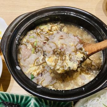 もずく卵雑炊を食べる もずく卵雑炊を食べる 土鍋,もずく,卵の写真素材