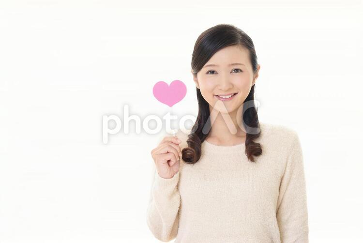 ハートマークを持つ笑顔の女性 女性,ハートマーク,女の写真素材