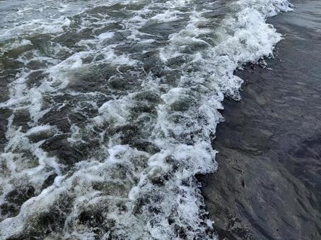 白い泡が立つ水面 白い泡が立つ水面 波,水面,泡の写真素材