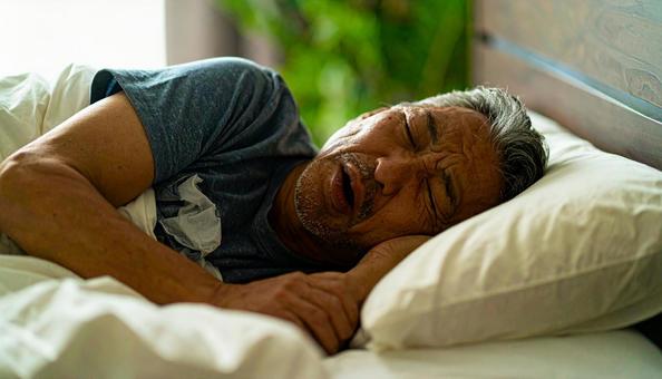 大きないびきをかいて眠る日本人男性 大きないびきをかいて眠る日本人男性の写真