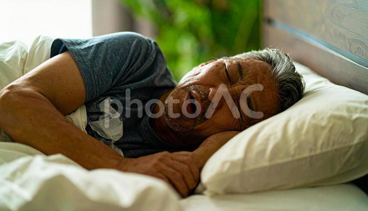 大きないびきをかいて眠る日本人男性 男性,安眠,いびきの写真素材