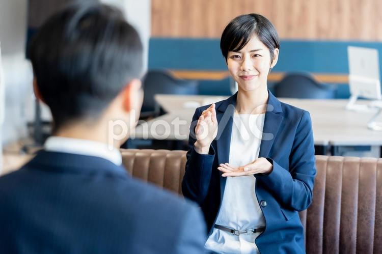 オフィスで商談するビジネスウーマン 女性,ビジネス,会議の写真素材