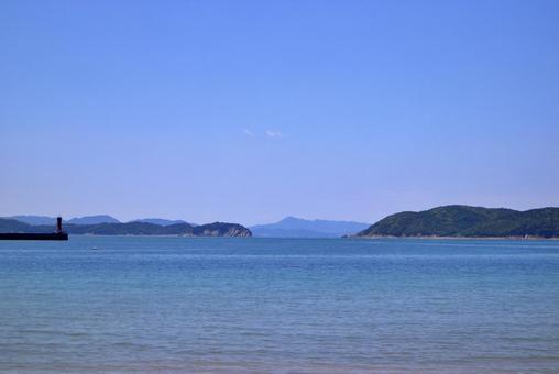 青空と海に広がる加太の水平線の写真