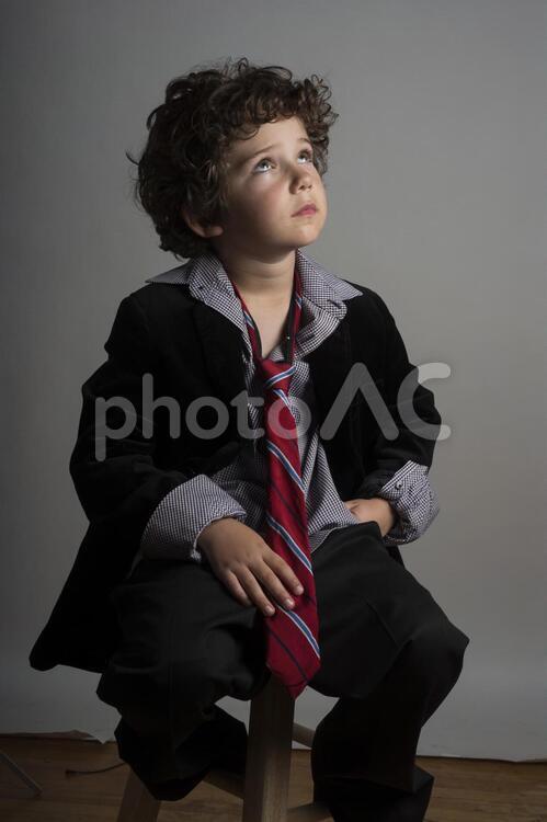 斜め上を見上げる子供4 No 写真素材なら 写真ac 無料 フリー ダウンロードok