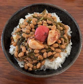 めかぶ納豆と梅ニンニクとかつお梅の茶碗飯 めかぶ納豆と梅ニンニクとかつお梅の茶碗飯の写真