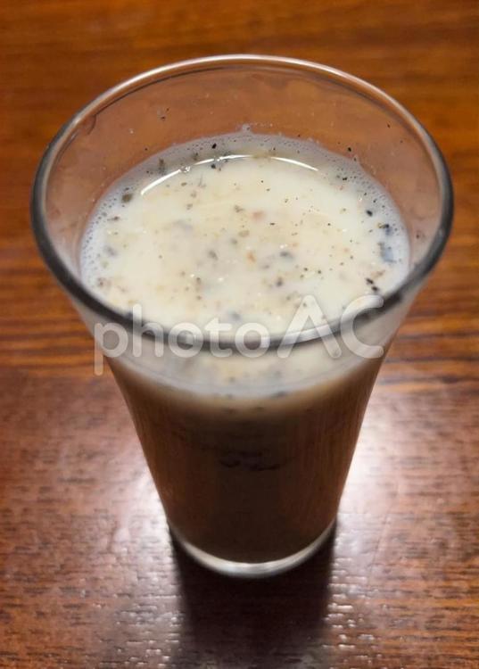 牛乳りんご酢に黒大豆きな粉と黒すり胡麻 牛乳りんご酢,牛乳,りんご酢の写真素材