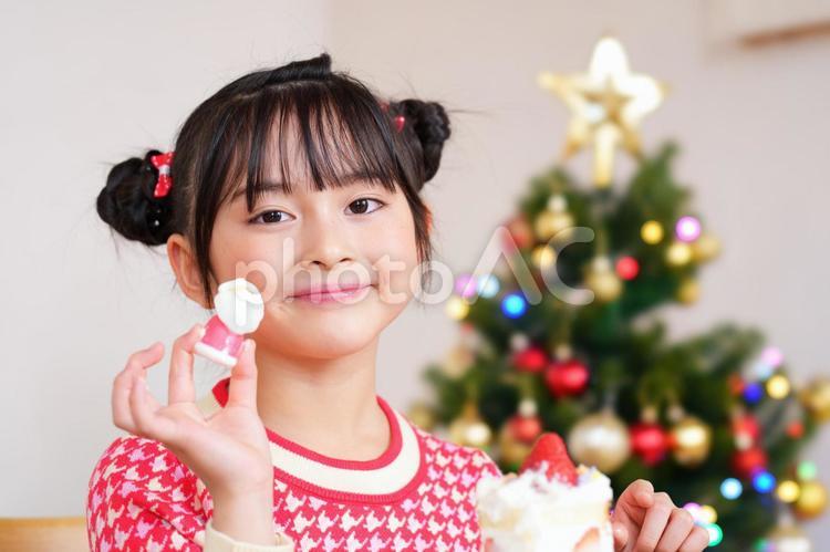 サンタクロースのお菓子を持つ女の子 女の子,クリスマス,食べ物の写真素材