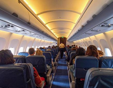 旅客機内の通路とシート 旅客機内の通路とシートの写真