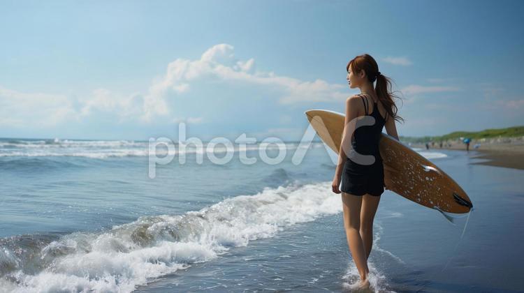 サーフボードをもって海を見つめる女性 女性,サーファー,サーフボードの写真素材