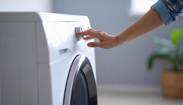 洗濯機のふたをあける女性の手 洗濯機のふたをあける女性の手の写真
