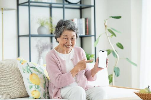 スマホでおすすめするシニアの女性 シニア,スマホ,女性の写真素材