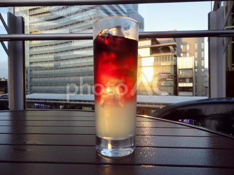 夕日とアメリカンレモネード カクテル,夕日,テラスの写真素材
