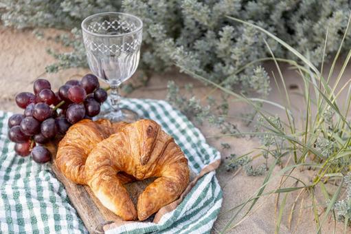 クロワッサンやぶどう クロワッサン,パン,カッティングボードの写真素材