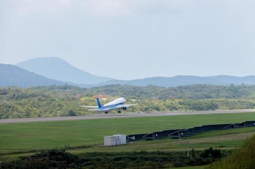 遠くに石見空港を望む穏やかな田園風景 遠くに石見空港を望む穏やかな田園風景 飛行機,航空機,旅客機の写真素材