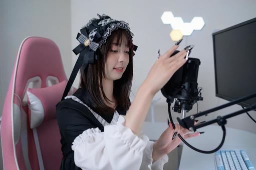 マイクをセッティングする地雷系女子 配信,マイク,女性の写真素材