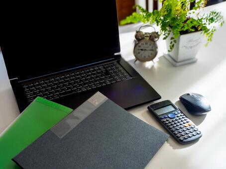 自然光が差し込む整ったワークスペース デスク,ワークスペース,ノートパソコンの写真素材