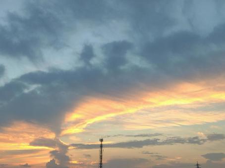 渦巻く雲 空,夕焼け,夕焼け空の写真素材