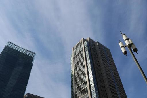 薄雲と青空と街灯と高層ビルの都会の街並み 薄雲と青空と街灯と高層ビルの都会の街並み 薄雲,青空,街灯の写真素材